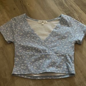 Tillys Short Sleeve Crop Top Floral Light Blue (Size Small)